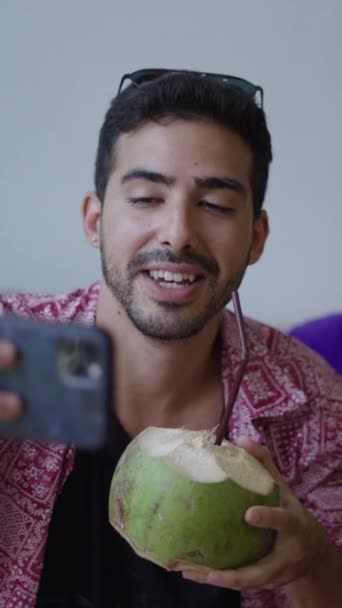 Twee Vrienden Nemen Een Selfie Met Een Kokosnoot Grapjes Fullhd — Stockvideo