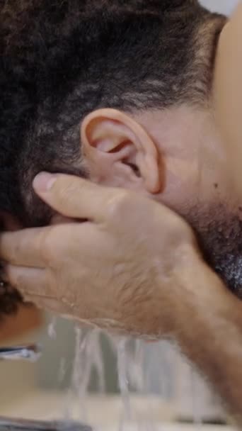 Hombre Barbudo Lava Cara Después Afeitarse Fhd Vídeo Vertical — Vídeo de stock
