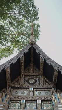 Chiang Mai 'deki Tayland Tapınağı FHD dikey videosundan görüldü