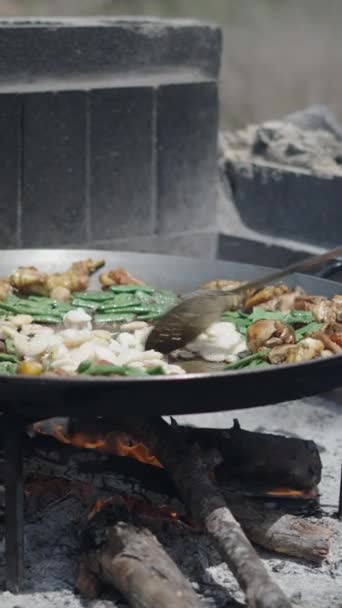 バレンシアの肉と野菜とパエリアのクローズアップ スペインの伝統的な食品垂直 — ストック動画