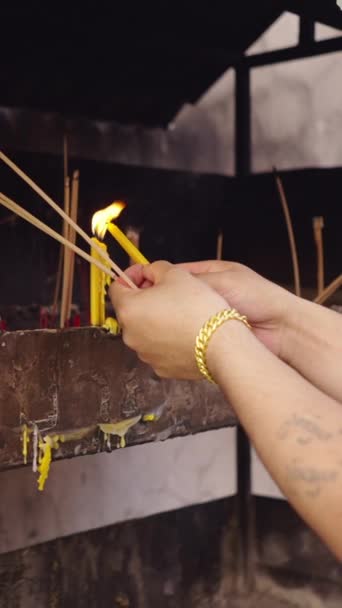 清迈的一座庙宇里 女人们用手点燃蜡烛 Fhd垂直录像 — 图库视频影像
