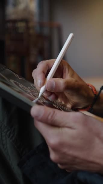 Mãos Menino Caucasiano Desenhar Algo Tablet Fhd Vídeo Vertical — Vídeo de Stock
