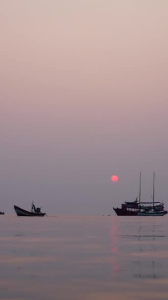 Θέα Από Θάλασσα Των Σκαφών Στο Φόντο Του Ηλιοβασιλέματος Fhd — Αρχείο Βίντεο