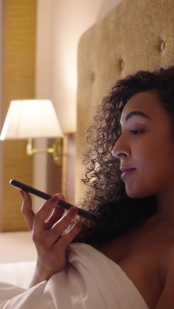 Girl Berbicara Dengan Telepon Speakerphone Tempat Tidurnya Fhd Vertical Video — Stok Video