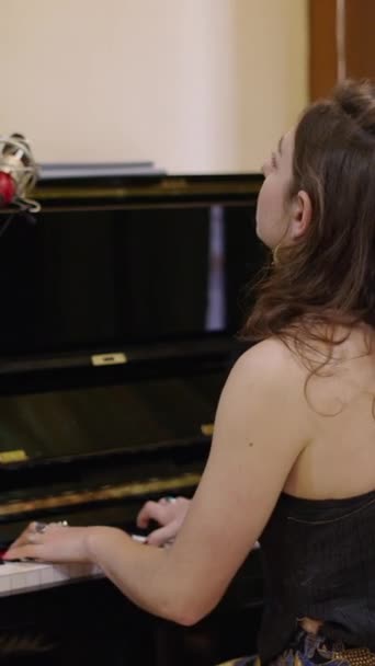 ピアノのキーを演奏する美しい女性の手 Fhd垂直ビデオ — ストック動画