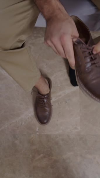 Seorang Pria Gesper Sepatunya Saat Duduk Tempat Tidurnya Video Fhd — Stok Video