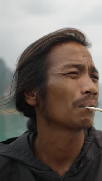 亚洲男子在湖中与香烟 垂直1080视频 — 图库视频影像