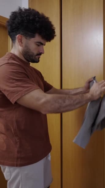 Uomo Indossa Una Camicia Grigia Pantaloni Neri Fhd Vertical Video — Video Stock