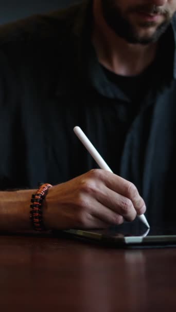 身穿黑色衬衫的西方男孩在平板电脑上画画 Fhd垂直视频 — 图库视频影像