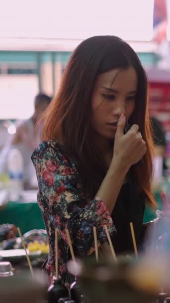 空気フリーザーは美しいアジアの女性によってテストされます Fhd垂直ビデオ — ストック動画