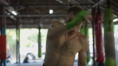 Yeşil bandajlı adam yumruk atıyor - 4K yatay video