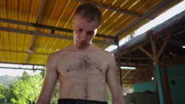 Tayland 'da boynunu uzatan adam - 4K Yatay Video