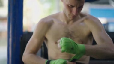 Muay Thai Kafkas dövüşçüsü elini bandajlıyor - 4K Yatay video