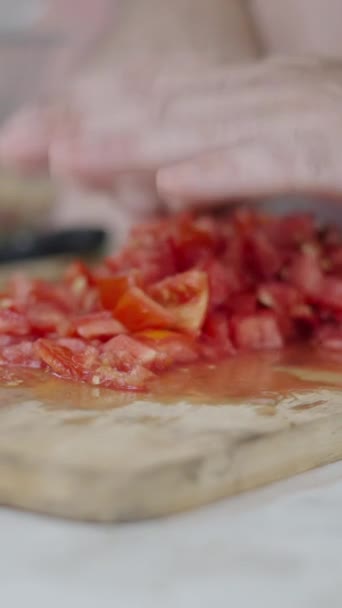 Człowiek Ręce Siekanie Niektórych Pomidorów Gotowania Paella Hiszpański Tradycyjne Jedzenie — Wideo stockowe
