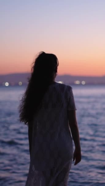 Όμορφη Γυναίκα Λευκό Φόρεμα Βλέποντας Ηλιοβασίλεμα Fhd Vertical Video — Αρχείο Βίντεο