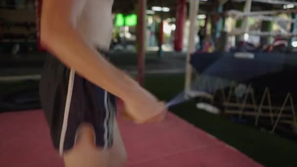 Hombre Irreconocible Salta Cuerda Gimnasio Horizontal Video — Vídeos de Stock