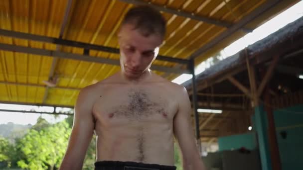 タイで首を伸ばした男 4K水平ビデオ — ストック動画