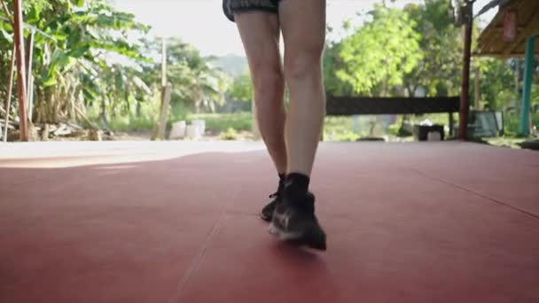 Hombre Blanco Desconocido Salta Cuerda Tailandia Horizontal Video — Vídeos de Stock
