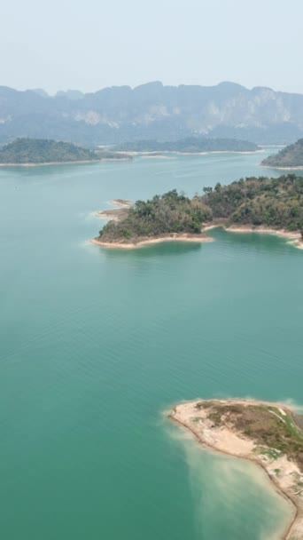 ドローンは美しいKhaosok湖をキャプチャします 垂直1080ビデオ — ストック動画
