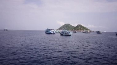 Koh Tao açıklarındaki birkaç dalgıç teknesinin görüntüsü - 4K Yatay video
