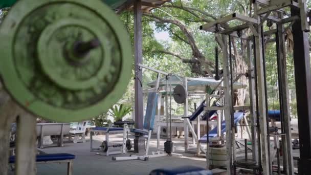 Μηχανές Ένα Υπαίθριο Γυμναστήριο Στην Ταϊλάνδη Οριζόντια Τοπικό Γυμναστήριο Δρόμο — Αρχείο Βίντεο