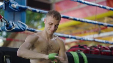 Muay Thai dövüşçüsü elini Tayland 'da bandajladı - 4K Yatay video