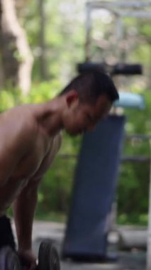 Kaslı Taylandlı adam FHD Yerel Spor Salonu 'na ağırlık bırakıyor.