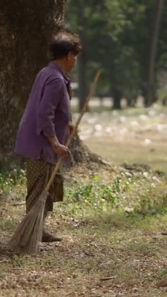 一位老妇人扫地后走了 Fhd垂直录像 — 图库视频影像