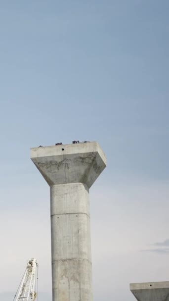 建筑工地脚手架上的一名工人 Fhd垂直发情录像 — 图库视频影像
