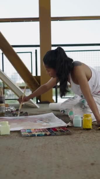 Mulher Marrom Joelhos Criando Uma Obra Arte Fhd Conceito Artístico — Vídeo de Stock