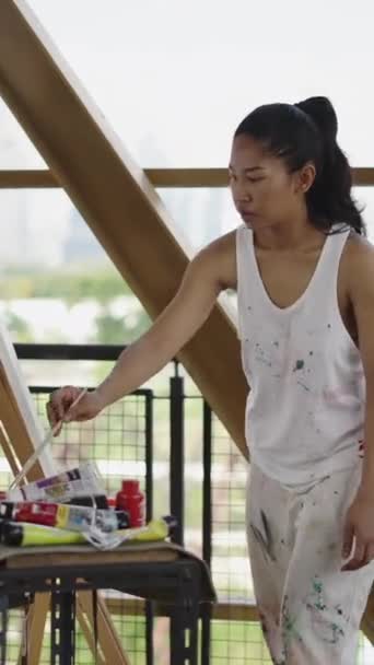 Çekici Asyalı Kadın Tuvaline Bir Şey Çiziyor Fhd Dikey Sanatsal — Stok video