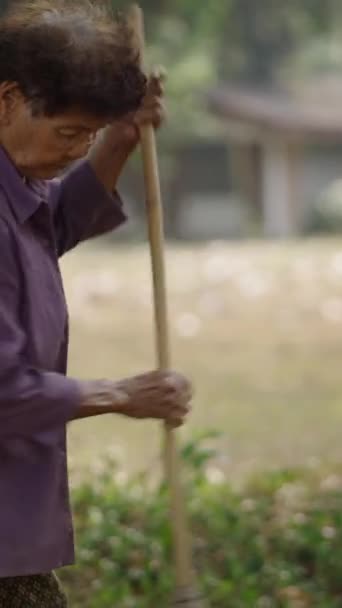 Elderly Woman Thailand Sweeps Floor Fhd Vertical Video — стоковое видео