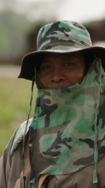 Kapalı Asyalı bir adamın FHD dikey görüntüsü