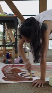Bir kadın tarafından enerji ile boyanmış bir tuval - FHD Dikey Sanatsal Konsept