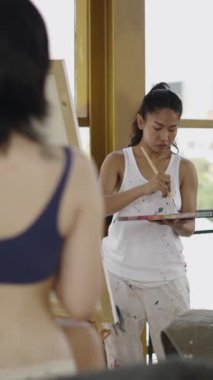 Sırtüstü uzanan bir kadın, FHD dikey sanatsal konsept tarafından resmedilmiştir.