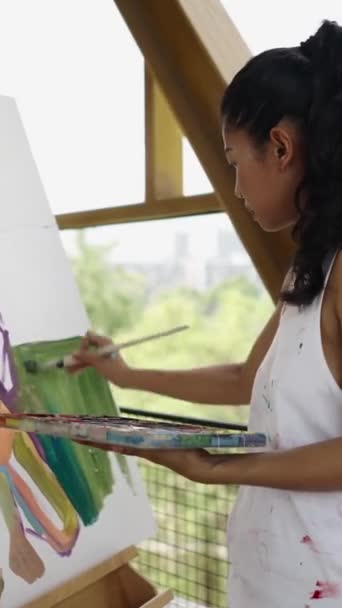 Duas Silhuetas Mulheres São Pintadas Por Uma Pintora Feminina Conceito — Vídeo de Stock