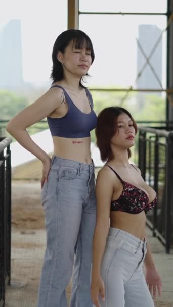 Dua Gadis Menyerang Berpose Dan Tersenyum Untuk Pelukis Thailand Fhd — Stok Video