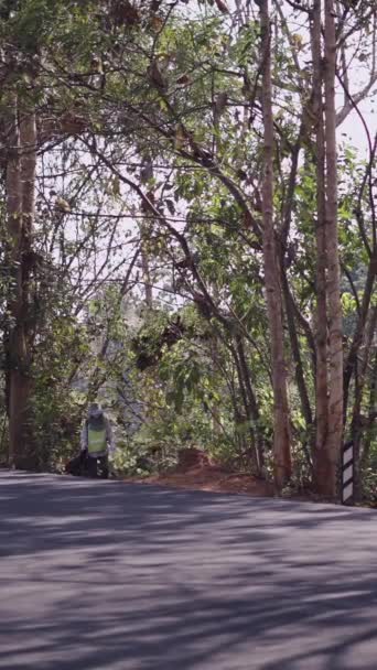 Крытая Женщина Собирает Мусор Тайском Лесу Fhd Вертикальный Традиционный Образ — стоковое видео