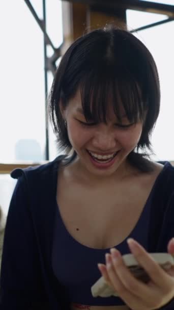 Twee Mooie Aziatische Vrouwen Glimlachen Terwijl Naar Smartphone Kijken Fhd — Stockvideo