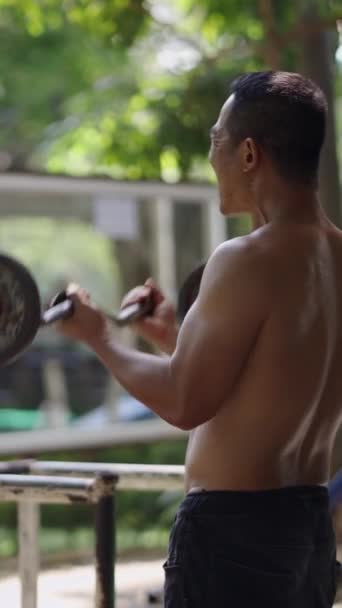 Musculado Asiático Homem Exercitando Seu Bíceps Tailândia Fhd Vertical Local — Vídeo de Stock