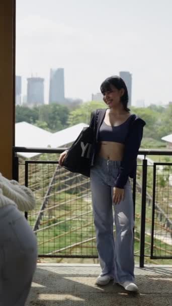 Güzel Taylandlı Kız Arkadaşı Fhd Dikey Sanatsal Konsept Tarafından Fotoğraflanıyor — Stok video