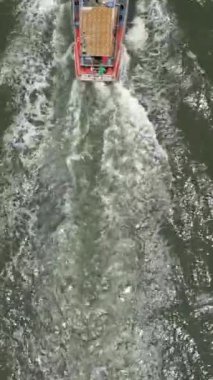 Yelkenli bir geminin gökyüzünden görüntüsü - FHD dikey drone videosu