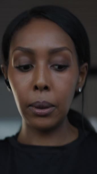 Nahaufnahme Einer Afrikanisch Amerikanischen Frau Die Mit Kopfhörern Auf Einem — Stockvideo