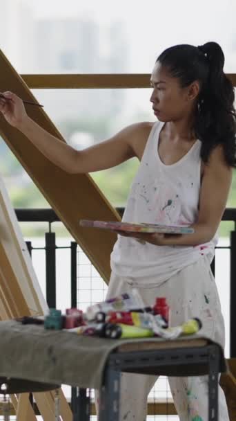 Una Hermosa Pintora Asiática Pinta Algo Lienzo Fhd Vertical Artistic — Vídeos de Stock