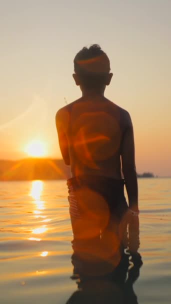 Неузнаваемый Ребенок Смотрит Бесконечность Пляже Fhd Вертикальное Видео — стоковое видео