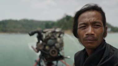 Rüzgâr, teknedeki bir adamın saçını oynatır - 4K yatay görüntü