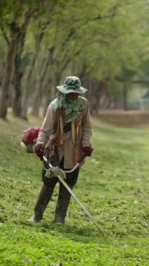 FHD dikey videoyu budama yapan Asyalı bir adamın olduğu bir alan.