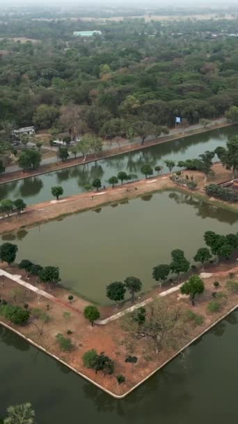 Birds Eye View Buddist Monument Surrounded Water Fhd — Αρχείο Βίντεο