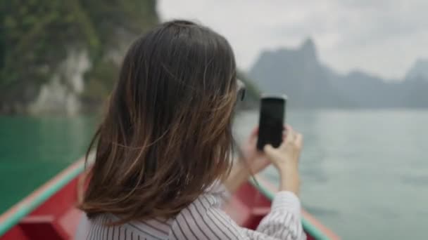 Tanımlanamayan Kadın Cep Telefonuyla Bir Video Kaydediyor Yatay Video — Stok video