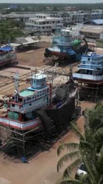 Kamera inşaat halindeki bir gemiye yaklaşır - FHD dikey İHA video